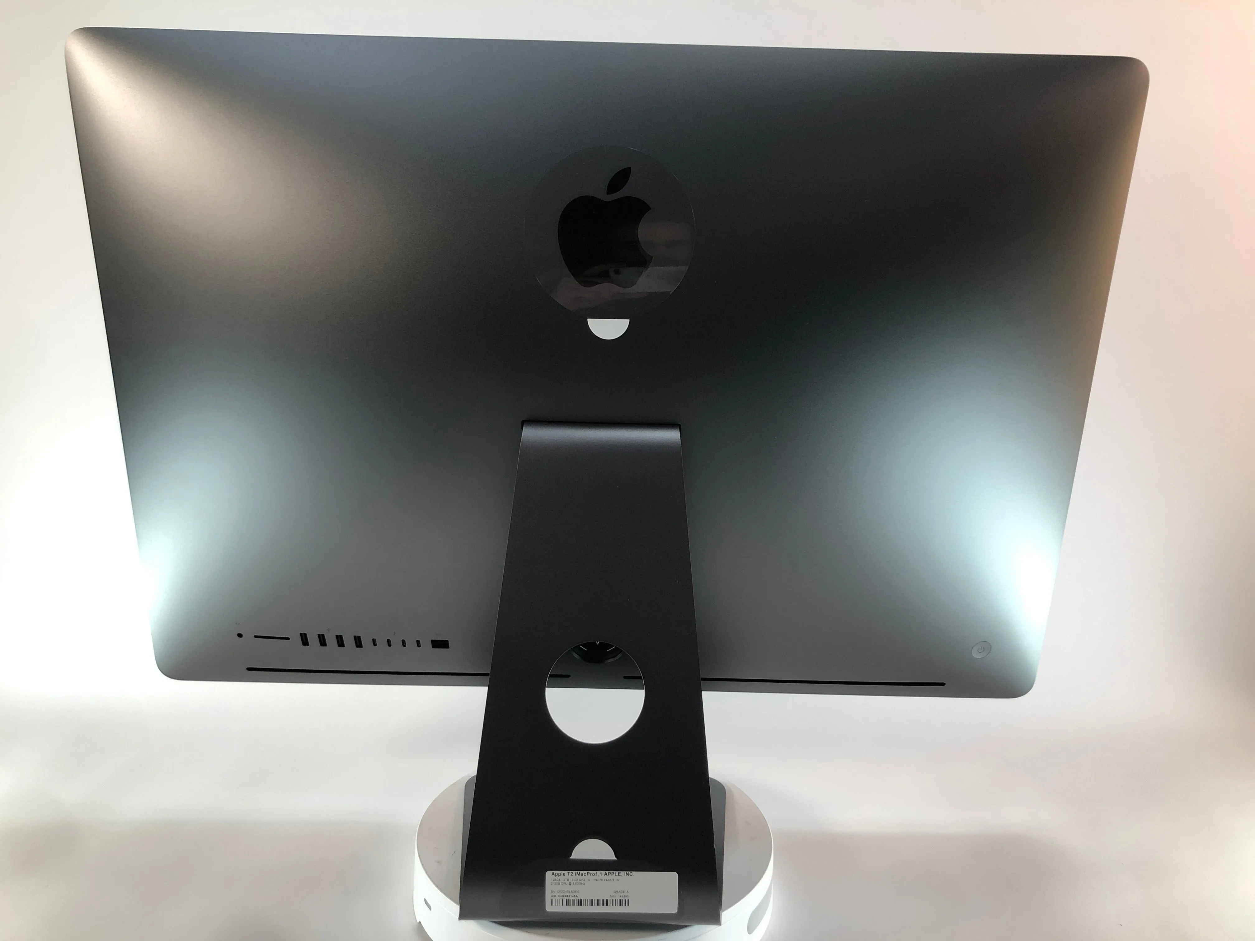 2017 Apple iMac Pro 27" 5K AIO 10-Core 3GHz Intel Xeon W-2150B 2TB SSD 128GB RAM Sequoia Vega64 16GB