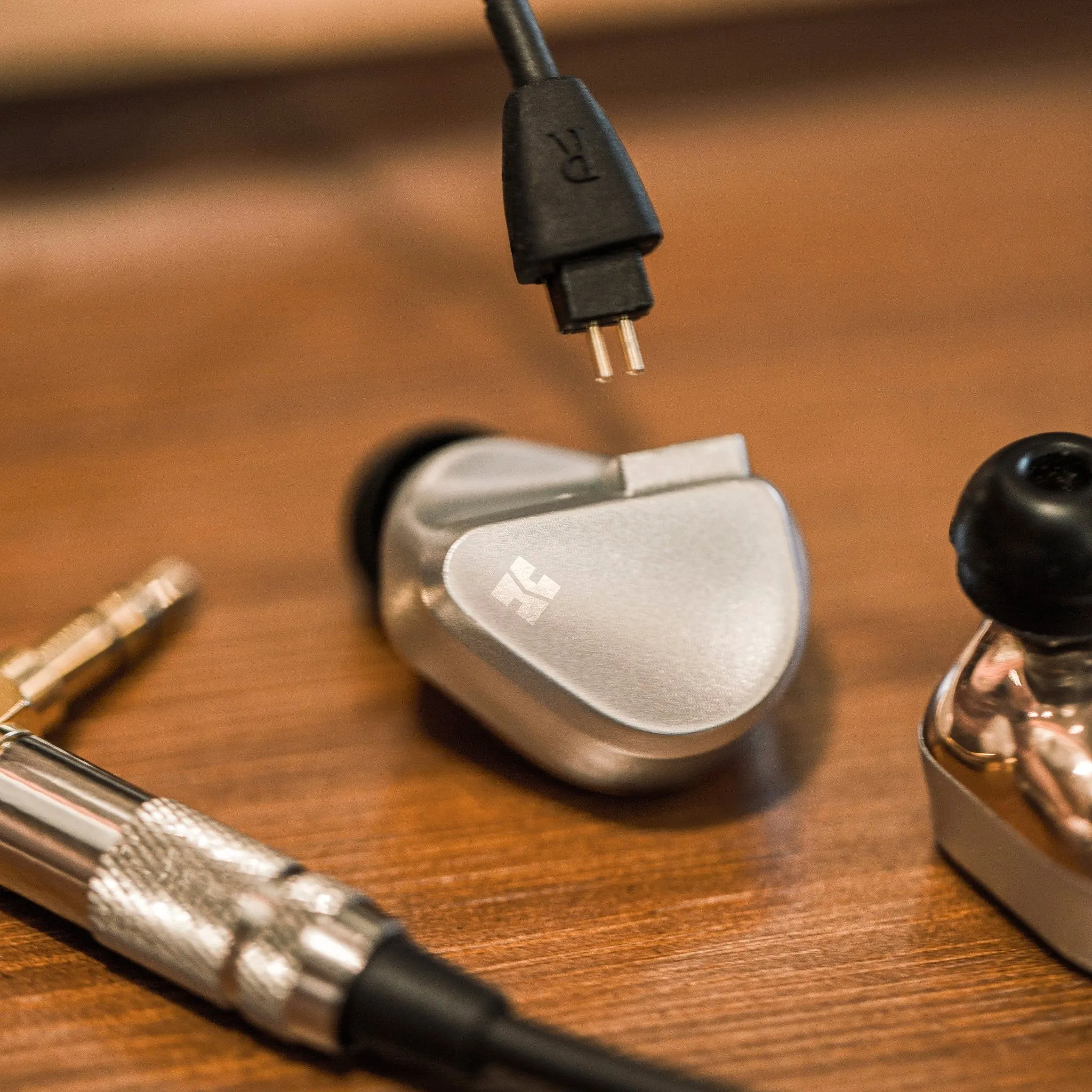 HiFiMAN Svanar | Flagship Dynamic Universal IEMs